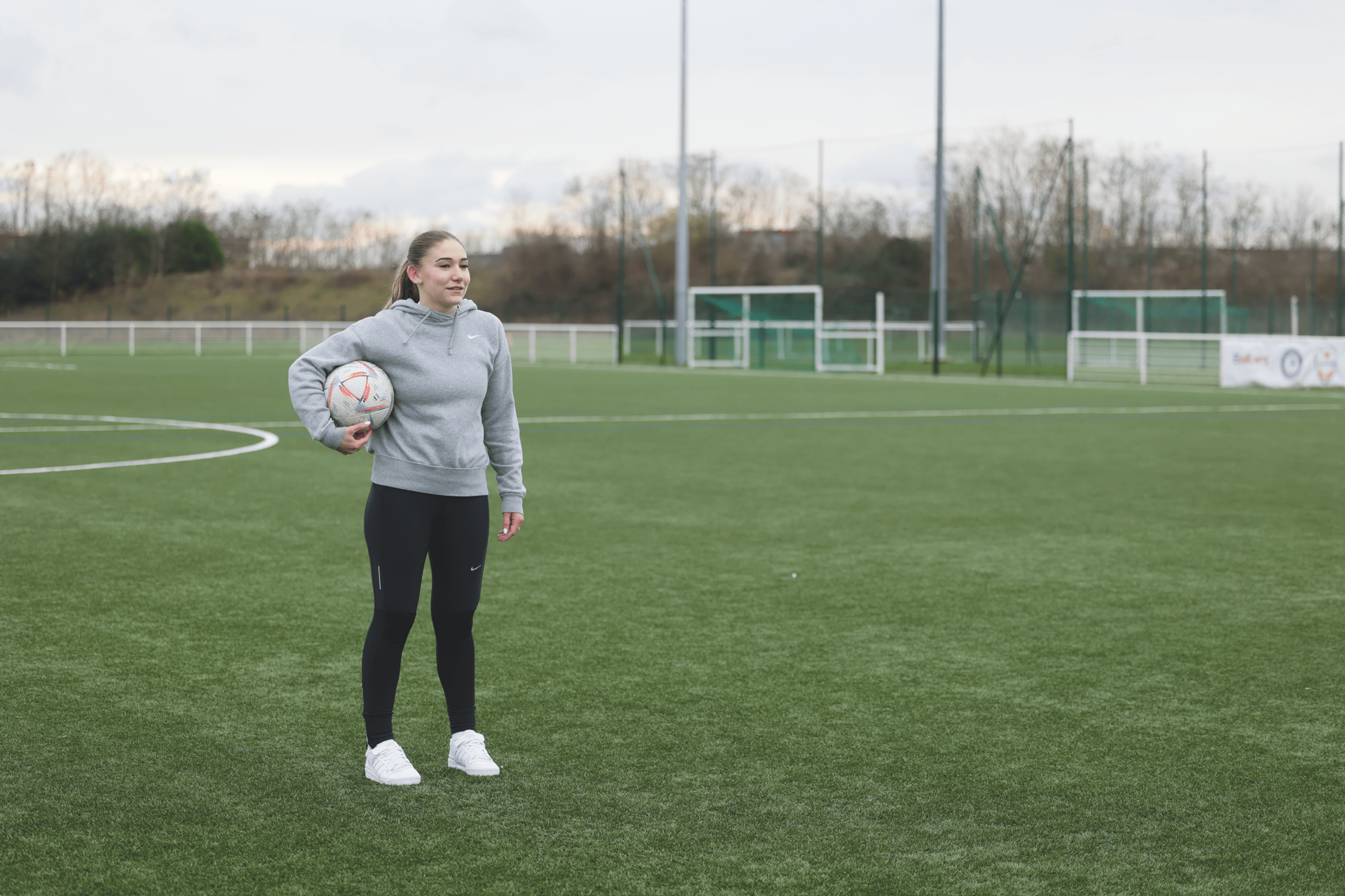 Femme jouant au football au parc Omnisports